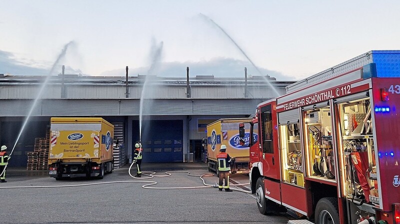 Mit mehreren C-Rohren wurde der angenommene Brand gelöscht.