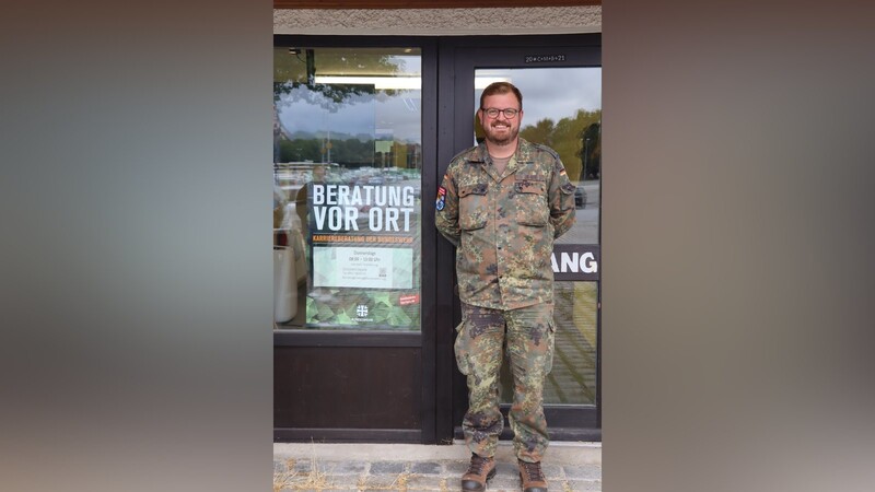 Hauptmann Christian J. berät Interessenten zu Laufbahnen bei der Bundeswehr - im zivilen Bereich wie als Soldat.