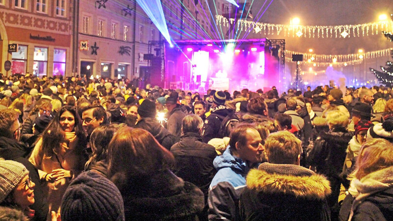 Bilder aus einer anderen Zeit: An Silvester versammelten sich viele Feiernde dicht gedrängt in der Altstadt, um die Lasershow anzusehen. Das wird es dieses Corona-Jahr nicht geben.