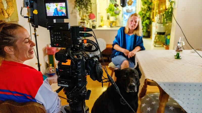 Inzwischen schon ein Profi im Filmgeschäft: Verena Wagner (links) beim Dreh vergangenes Jahr im Friseursalon in Teisnach.