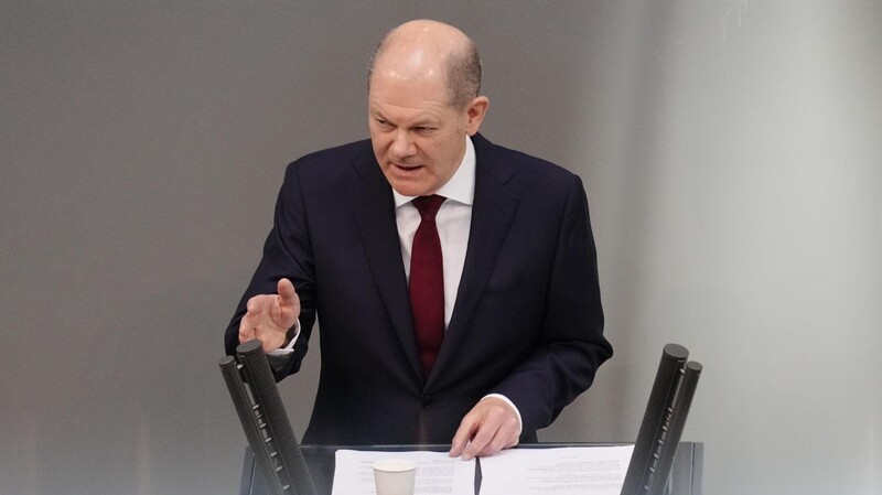 Drei tage nach Beginn des russischen Angriffskriegs auf die Ukraine hat Bundeskanzler Olaf Scholz in einer Sondersitzung des Bundestags eine "Zeitenwende" verkündet (Archivfoto). Doch mittlerweile ist er im Klein-Klein der Krisenreaktion verstrickt.