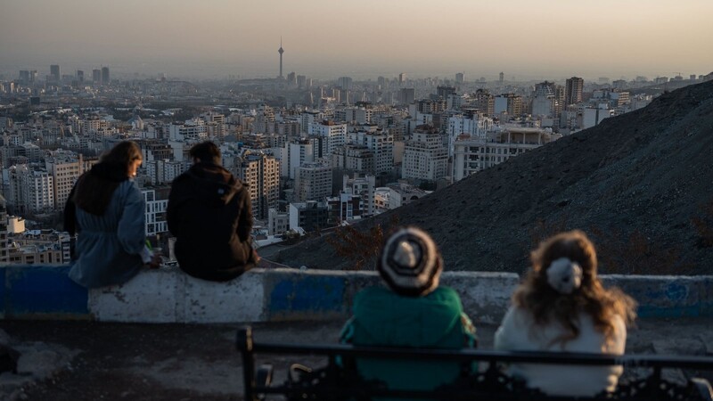 Ein Bild aus Teheran in diesem März: Die Kopftuchpflicht wird von vielen Frauen nicht mehr akzep tiert, aber der Weg hin zu wirklicher Freiheit ist noch weit.