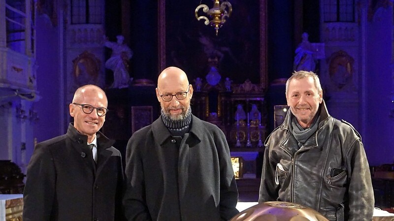 Freuten sich über den regen Zulauf bei der letzten Fastenpredigt: Pfarrer Roman Gerl (v.l.), Zen-Lehrer Othmar Franthal und Reinhold Bauer mit dem Instrument Handpan.