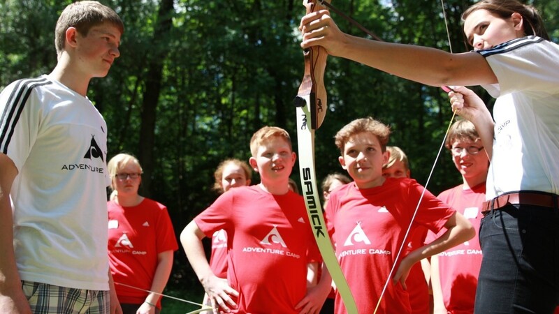 Neben Klettern, Einradfahren, Fußball, Volleyball, Schwimmen und Yoga kann man sich im Camp auch am Bogenschießen versuchen. Foto: Keine Macht den Drogen