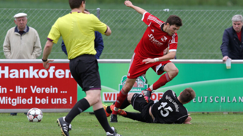 Einiges zu tun bekommen wird der Schiedsrichter im Derby zwischen Landshut und Hankofen am Samstag (Foto: Schindler).