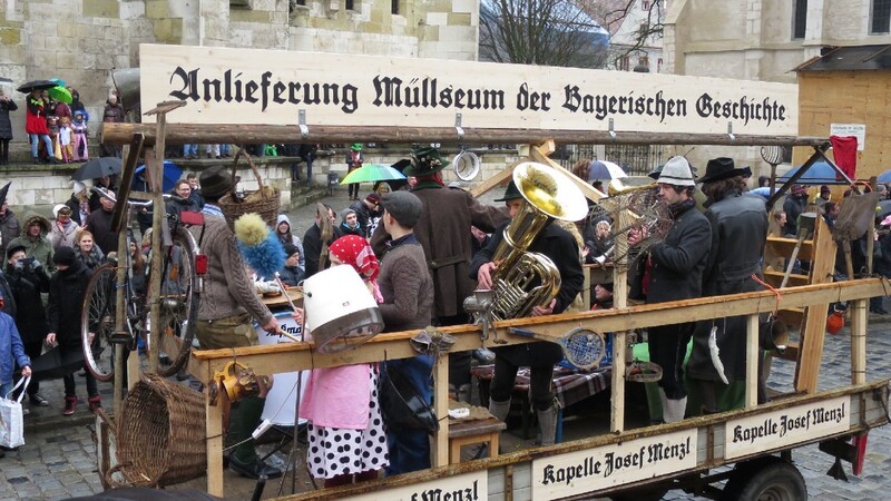 Der Gaudiwurm 2016 war ein voller Erfolg. Die ganze Regensburger Altstadt war am Sonntagnachmittag voller Narren.