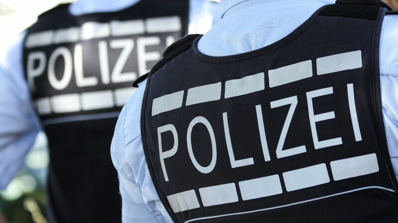 In Landshut musste die Polizei einen Mann überwältigen und in ein Krankenhaus bringen. (Symbolbild)