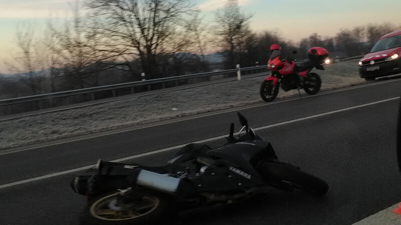 Auf der B20 bei Cham ist am Donnerstagmorgen ein Motorradfahrer alleinbeteiligt gestürzt.
