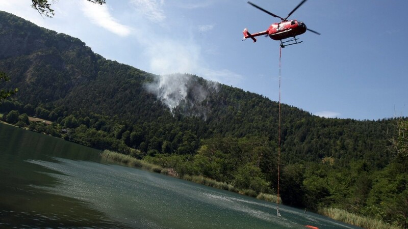 Nein, von einem Lausbubenstreich kann man hier nicht mehr reden: Wegen einem üblen Scherzanruf waren am Dienstagabend mehr als 100 Helfer am Thumsee bei Bad Reichenhall im Einsatz. (Symbolbild)