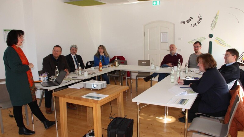 Anne Baumeister (stehend) legte für die Tourismusgemeinschaft Furth im Wald-Hohenbogenwinkel einen umfangreichen Jahresbericht vor.