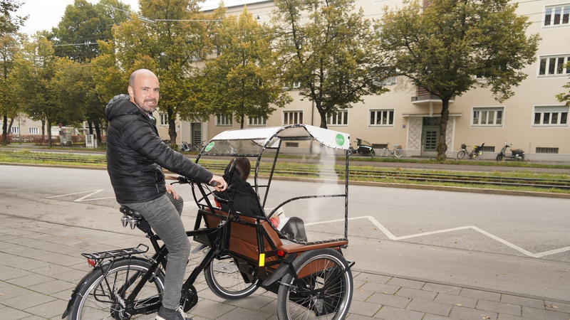 Falk Hilber auf einer Rikscha. Er ist Geschäftsführer von Rikschaguide.com.