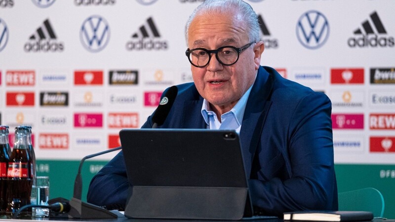Fritz Keller (l.) tritt als Präsident des Deutschen Fußball-Bundes (DFB) offiziell zurück.