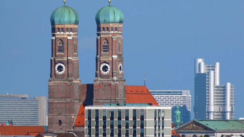 Noch nicht ganz so viel Symbolkraft wie die Frauenkirche, aber schon lange ein fester Teil der Münchner Skyline: Das Hypo-Hochhaus (rechts).