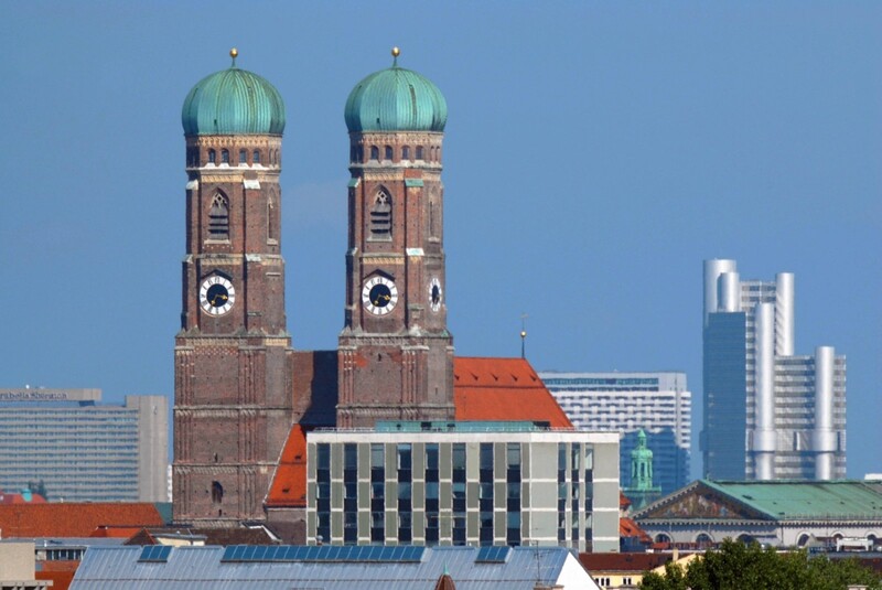 Noch nicht ganz so viel Symbolkraft wie die Frauenkirche, aber schon lange ein fester Teil der Münchner Skyline: Das Hypo-Hochhaus (rechts). 