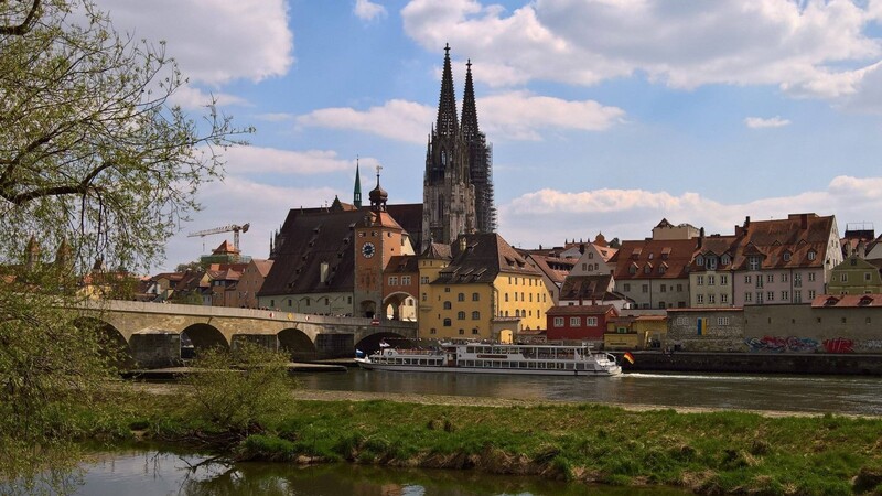 Ein Blick über die Donau entlang der Steinernen Brücke hin zum Regensburger Dom.