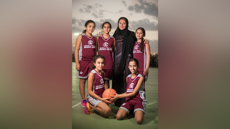 Lina Almaeena mit dem Jeddah United Frauen-Basketball-Team.