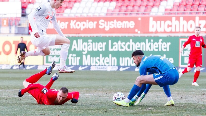 Bayerns Lenn Jastremski (links) an FCK-Keeper Tim Rieder (rechts).