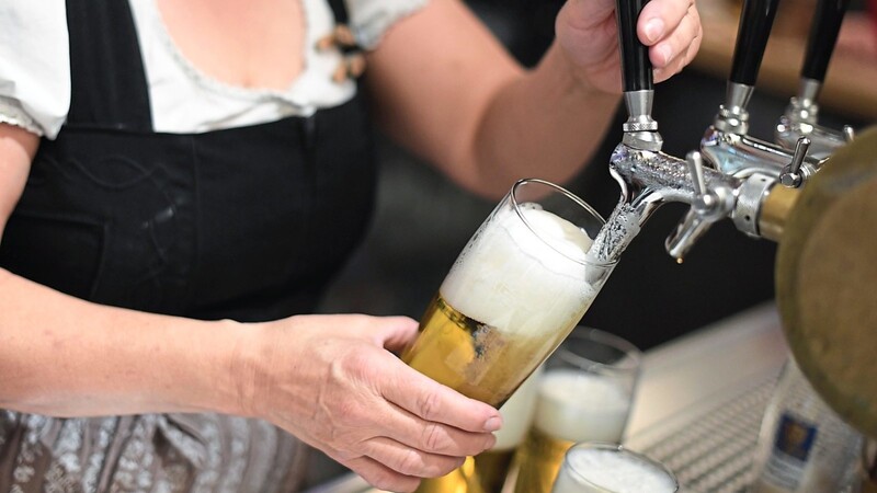 Personal in der Gastronomie arbeitet abends und an Wochenenden. Das wollen viele nicht mehr.