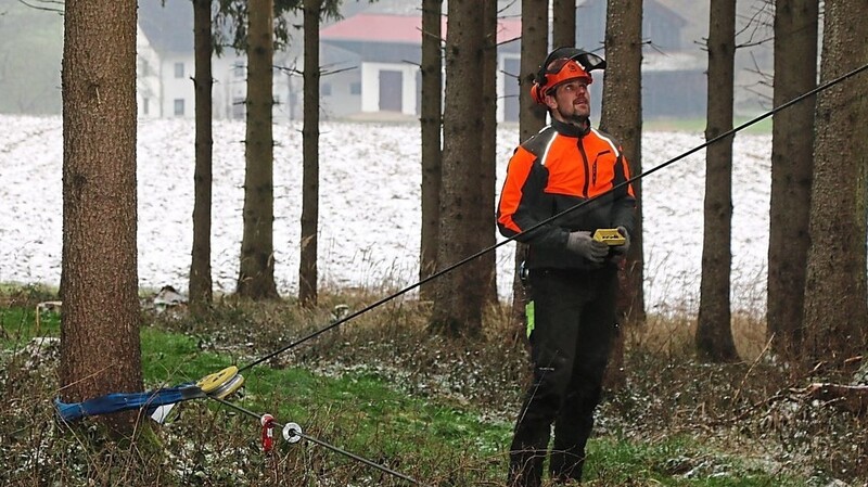 Sicherheitsberater Hans Staudinger zeigte im Wald den fachmännischen Umgang mit der Forstseilwinde und einer Umlenkrolle.