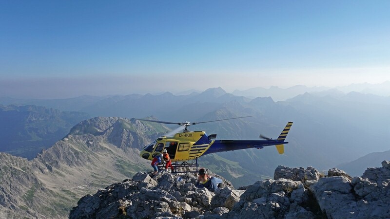 Ein Forscherteam bei der Arbeit auf dem 2592 Meter hohen Hochvogel. Auf dem Gipfel des Berges zwischen Bayern und Tirol dokumentieren Wissenschaftler seit Jahren, wie ein metergroßer Spalt im Fels langsam größer wird. Deswegen wird in absehbarer Zukunft ein riesiger Felssturz befürchtet. Die Behörden in Deutschland und Österreich gehen aber davon aus, dass es keine Gefahr für bewohnte Gebiete gibt.