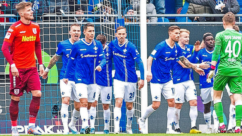 Gebrauchter Tag in Darmstadt: Der SSV Jahn Regensburg hat sich beim 2:0-Sieg des Tabellenführers selbst ein Bein gestellt.