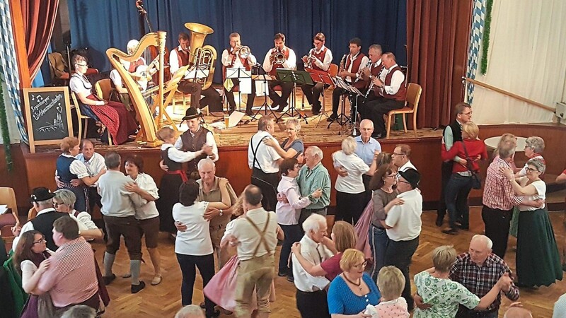 Die Regensburger Wirtshausmusikanten und die Further Tanzlmusi (auf der Bühne) sorgten mit ausgefuchsten Zwiefachen für einen abwechslungsreichen Abend im Further Kolpinghaus.