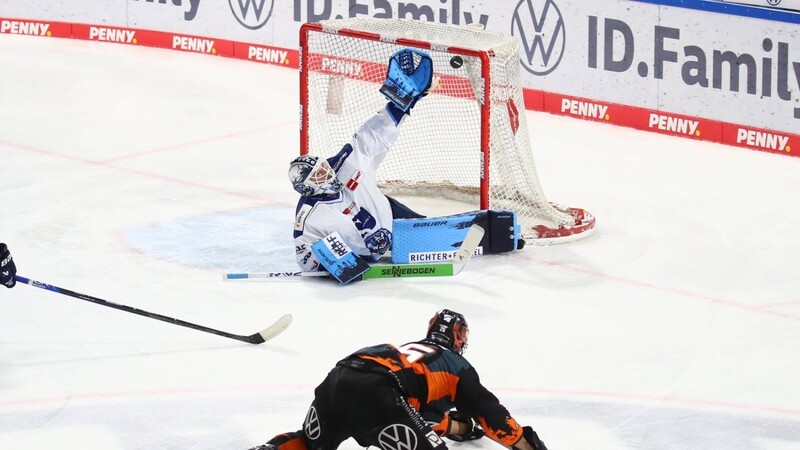 Die Formkurve von Goalie Hunter Miska - hier ein starker Save in der Partie am Freitag in Wolfsburg - zeigte zuletzt nach oben. Trotzdem überrascht die Meldung, wonach Miska auch in der kommenden Saison in und für Straubing spielen soll, doch ein bisschen.