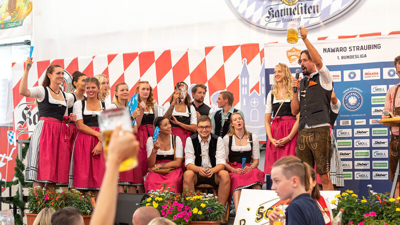 NawaRo Straubing hat am Samstag auf dem Gäubodenvolksfest sein Bundesliga-Team und die Nachwuchsmannschaften vorgestellt.