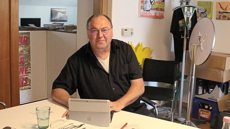 MdB Erhard Grundl in seinem Büro in Straubing