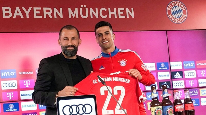 Der neue Defensivstar beim FC Bayern: João Cancelo, den Sportvorstand Hasan Salihamidzic (l.) von Manchester City ausgeliehen hat.