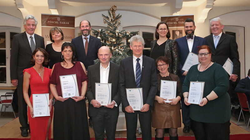 Beim Pöschl-Jahresabschluss, obere Reihe von links: Gesellschafter Dr. Ernst Pöschl und Annemarie Zech, Geschäftsführende Gesellschafter Patrick Engels und Katharina Pöschl, Mario Schöfbeck (Abteilung IT und Betriebsrat) und Hans-Georg Lemke (regionaler Verkaufsleiter Mitte); untere Reihe von links: Manuela Meierholzner (Abteilung Einkauf), Alexandra Pusl (Abteilung Rauchtabak-Verpackung), Karl Forstner (Abteilung Technische Dienste), Manfred Reinhold (Abteilung Finanzdienstleistungen), Manuela Strey (Abteilung Logistik/Zoll - Versandpackerei) und Karin Kollmeder (Abteilung IT).