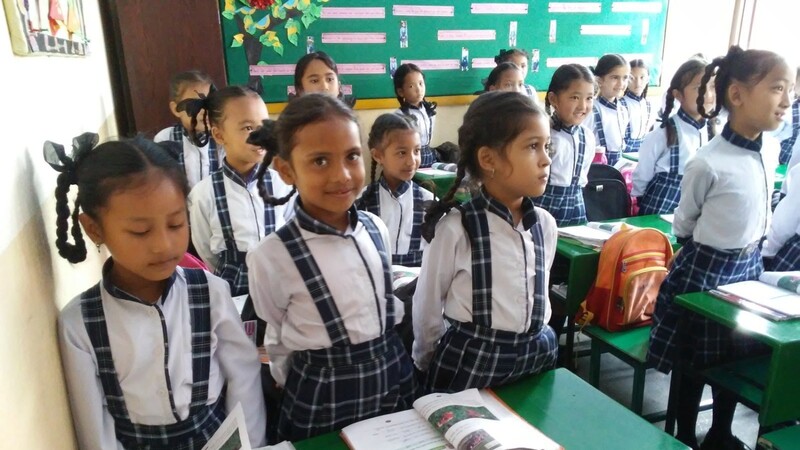 Die Nepalhilfe Aham unterstützt unter anderem die Armenschulen in dem Land. Mit den Einnahmen des Adventsmarkts finanzierte sie für ein halbes Jahr das Mittagessen für 160 Kinder der ärmsten Bevölkerungsschicht in Jhamsikhel.