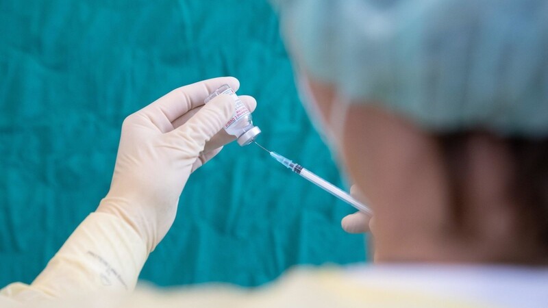 Eine Krankenschwester zieht den Impfstoff des Herstellers Moderna gegen das Coronavirus auf.