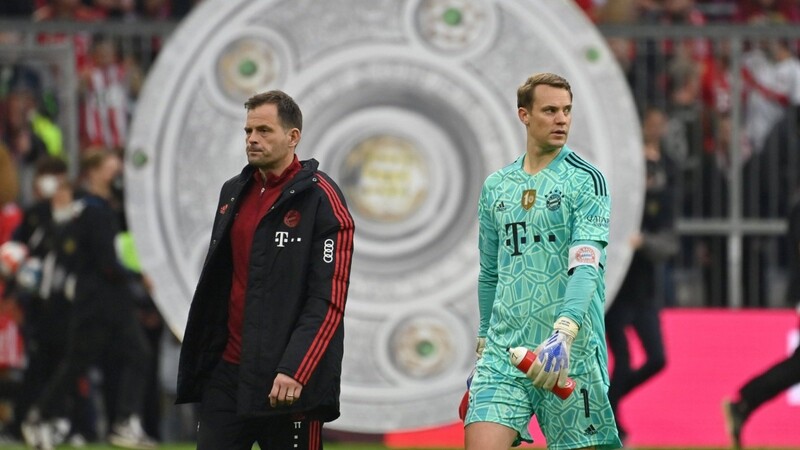 Das Ende einer Ära: Elfeinhalb Jahre war Toni Tapalovic beim FC Bayern Torwarttrainer und Vertrauensmann für Manuel Neuer (r.).