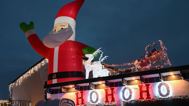 Blick auf ein mit LED-Lichtern geschmücktes Weihnachtshaus.