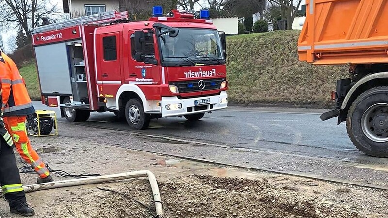 Zu einem Wasserrohrbruch in der Freisinger Straße (B 301) rückte die Feuerwehr aus.