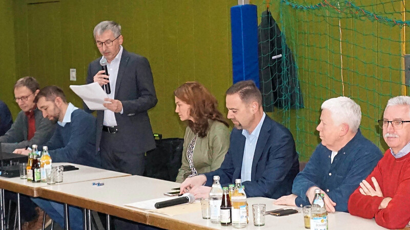Bachs Bürgermeister Thomas Schmalzl (3. von links) schildert seine Ansicht der Kommunikation.