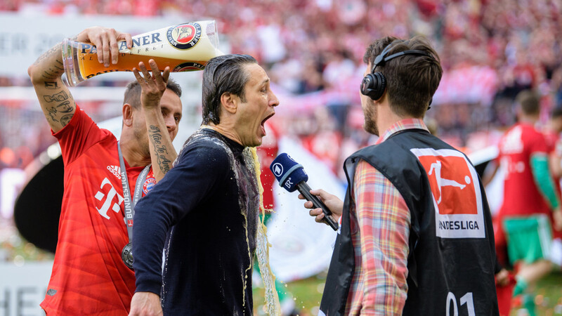 Niko Kovac kommt bei der Meisterfeier des FC Bayern das erste Mal in den Genuss einer Weißbierdusche.