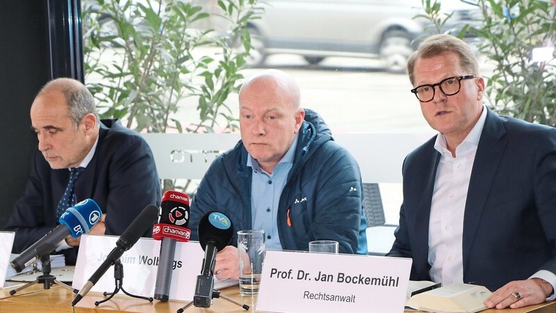 Der frühere Regensburger Oberbürgermeister Joachim Wolbergs saß bei der Pressekonferenz zwischen seinem Anwalt Peter Witting (l.) und dem Regensburger Strafverteidiger Jan Bockemühl.