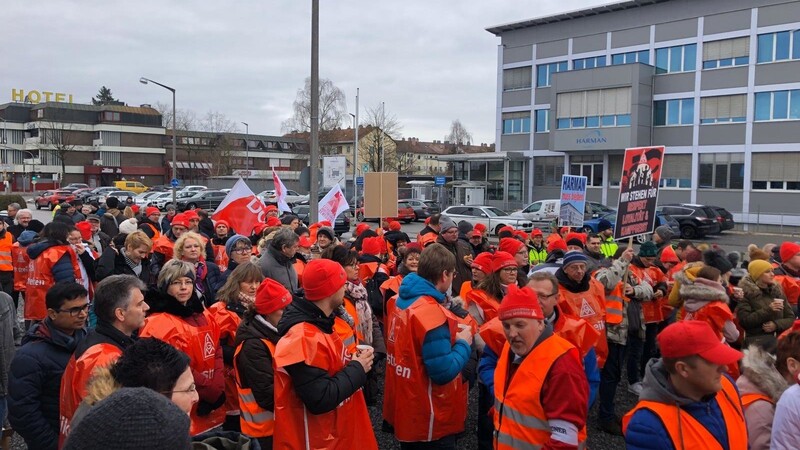 Die Firma Harman soll noch in diesem Jahr in Straubing geschlossen werden. Mitarbeiter demonstrieren dagegen.