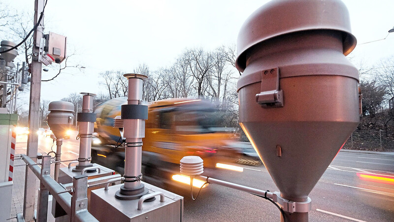 Autos und Lastwagen fahren in Stuttgart an der Luft-Messstation für Feinstaub und Stickoxide vorbei.