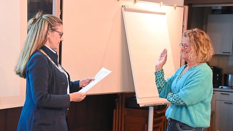 Martina Strohhofer (rechts) wurde im Rahmen der Sitzung von Bürgermeisterin Sibylle Entwistle als neue Stadträtin vereidigt.