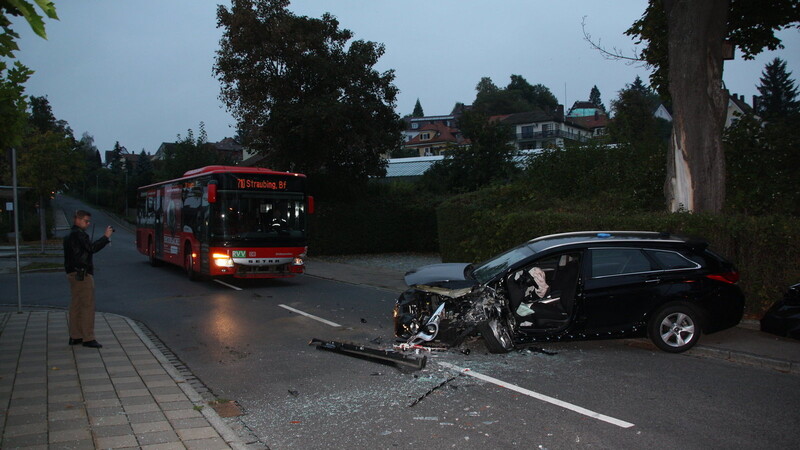 Ein Hyundai-Fahrer ist am Chamer Bahnhofsvorplatz gegen einen Schulbus geprallt.