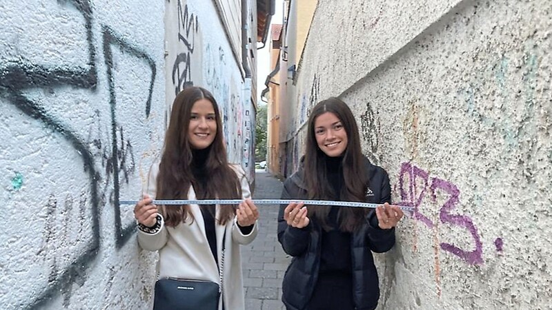 Anna und Lena haben nachgemessen: Die Gasse, die die Badstraße mit der Lieblstraße verbindet, ist nur einen Meter breit - und der Gang hindurch ein echtes Erlebnis!