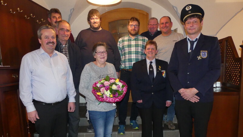 Diese Vorstandschaft führt den KuSV Altrandsberg die nächsten zwei Jahre; mit im Bild Bürgermeister Aumeier; Kreisreservistensprecherin Silvia Breu und Ehrenfahnenmutter und Vereinswirtin Erika Laumer, die einen Blumenstrauß zum Dank für die Unterstützung das ganze Jahr über erhalten hatte.