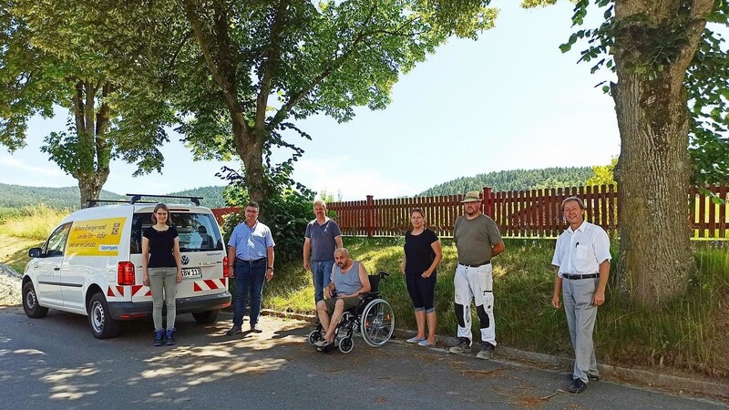 Beim Ortstermin in der Schönbuchener Straße informierten (v.l.) am Dienstagnachmittag die Bayernwerk-Fachkräfte Katharina Wimmer, Alois Dengscherz und Josef Loibl, sowie Kommunalmanager Johann Seebauer die Gemeindevertreter Bürgermeister Josef Häring, Vize-Bürgermeisterin Kathrin Amberger sowie 3. Bürgermeister Andreas Eiser über die am Montag startende Maßnahme "20 kV-Kabelwechsel Grafenwiesen".