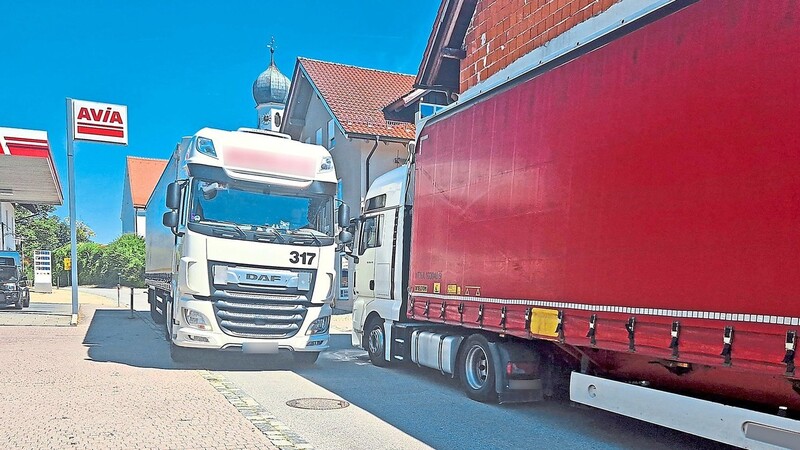 Das größte Problem stellt die Engstelle in der Haselbacher Ortsdurchfahrt auf Höhe der Tankstelle dar. Um einander im Begegnungsverkehr nicht zu touchieren, weichen die Lastwagen zum Teil sogar auf die Tankstellenzufahrt aus.