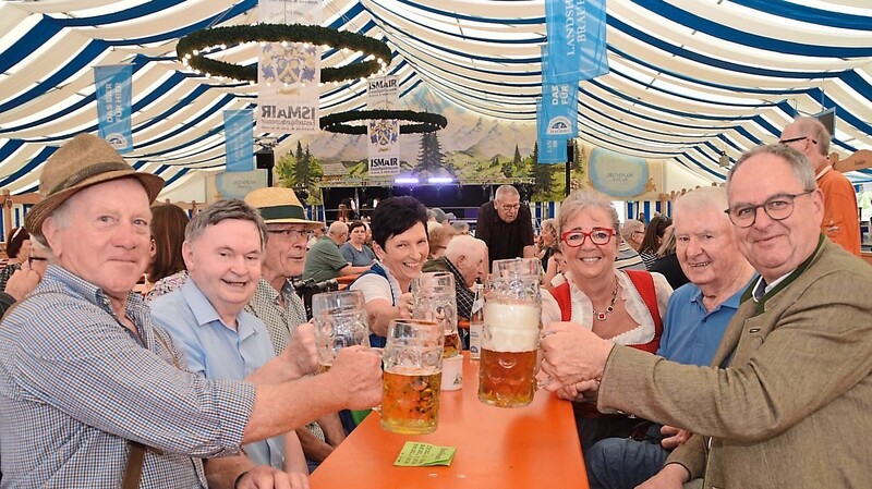 Bürgermeister Josef Klaus (r.) konnte zum Seniorennachmittag zahlreiche Besucher begrüßen.