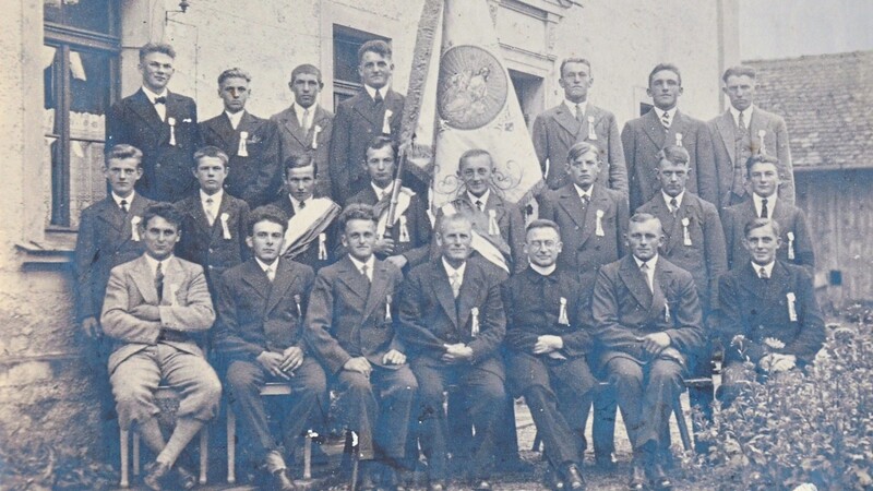 Das Gruppenbild der Fahnenweihe 1931.