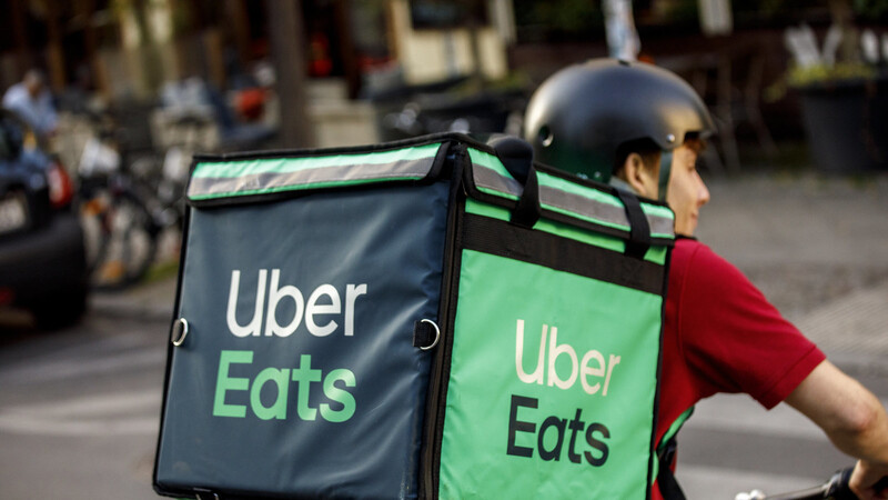 Neu im Stadtbild: In Regensburg sind ab sofort Fahrer von Uber Eats unterwegs.